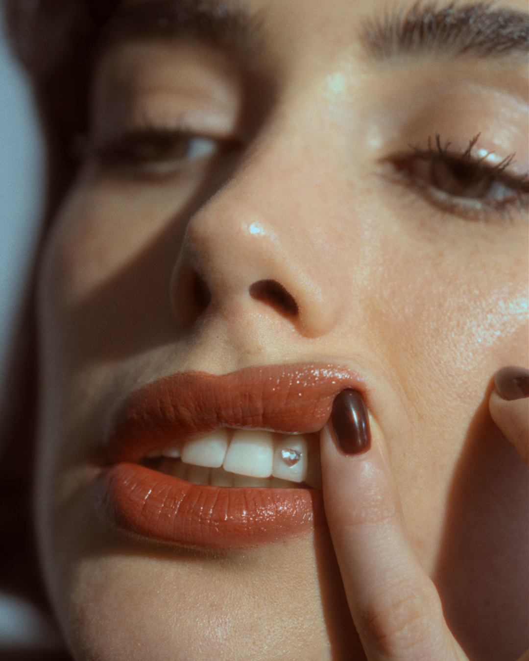 Adding Sparkle to Your Smile: A Step-by-Step Guide on How to Apply Tooth Gems at Home with Smillz DIY Kit